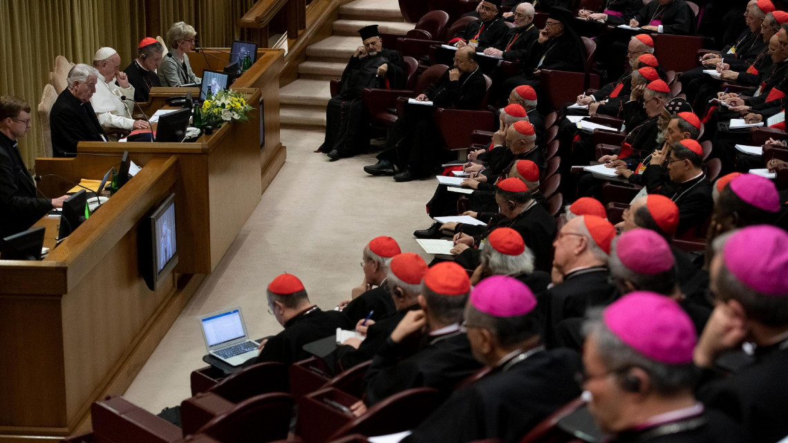 A vatikáni média által közreadott kép Ferenc pápáról (b3) a gyermekek szexuális visszaélésekkel szembeni védelméről rendezett négynapos püspöki értekezlet harmadik napi ülésén a Vatikánban 2019. február 23-án.
