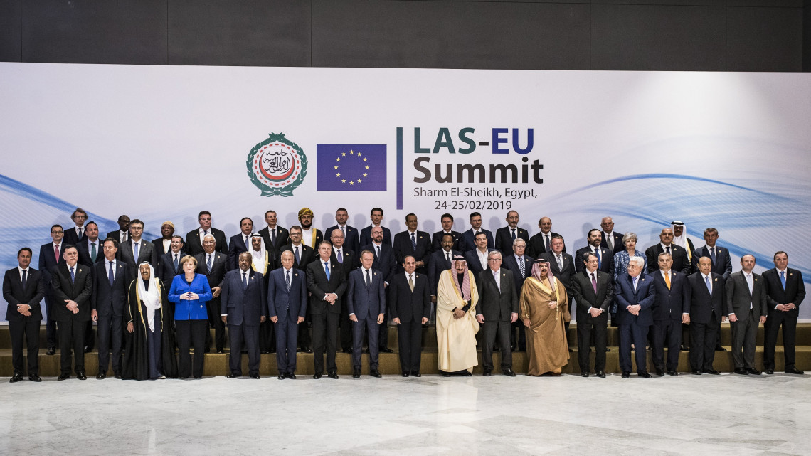 A Miniszterelnöki Sajtóiroda által közreadott képen Orbán Viktor miniszterelnök (elöl j4) az Európai Unió és az Arab Liga első alkalommal megrendezett csúcstalálkozójának családi fotózásán az egyiptomi Sarm-es-Sejkben 2019. február 24-én.