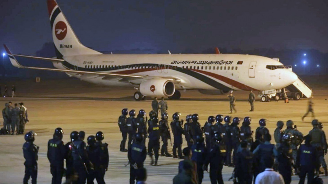 Rendőrök és katonák állnak a Biman Bangladesh légitársaság utasszállító repülőgépe mellett a délkelet-bangladesi Csittagong repülőterén, ahol a Dakkából Dubajba tartó Boeing 737 típusú utasszállító gépeltérítési kísérlet miatt kényszerleszállást hajtott végre 2019. február 24-én. A bangladesi biztonsági erők lelőtték az elkövetőt  A 142 utas elhagyhatta a gépet.
