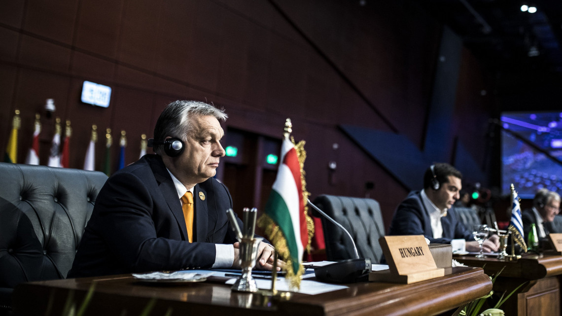 A Miniszterelnöki Sajtóiroda által közreadott képen Orbán Viktor miniszterelnök (b) az Európai Unió és az Arab Liga első alkalommal megrendezett csúcstalálkozóján az egyiptomi Sarm-es-Sejkben 2019. február 24-én.