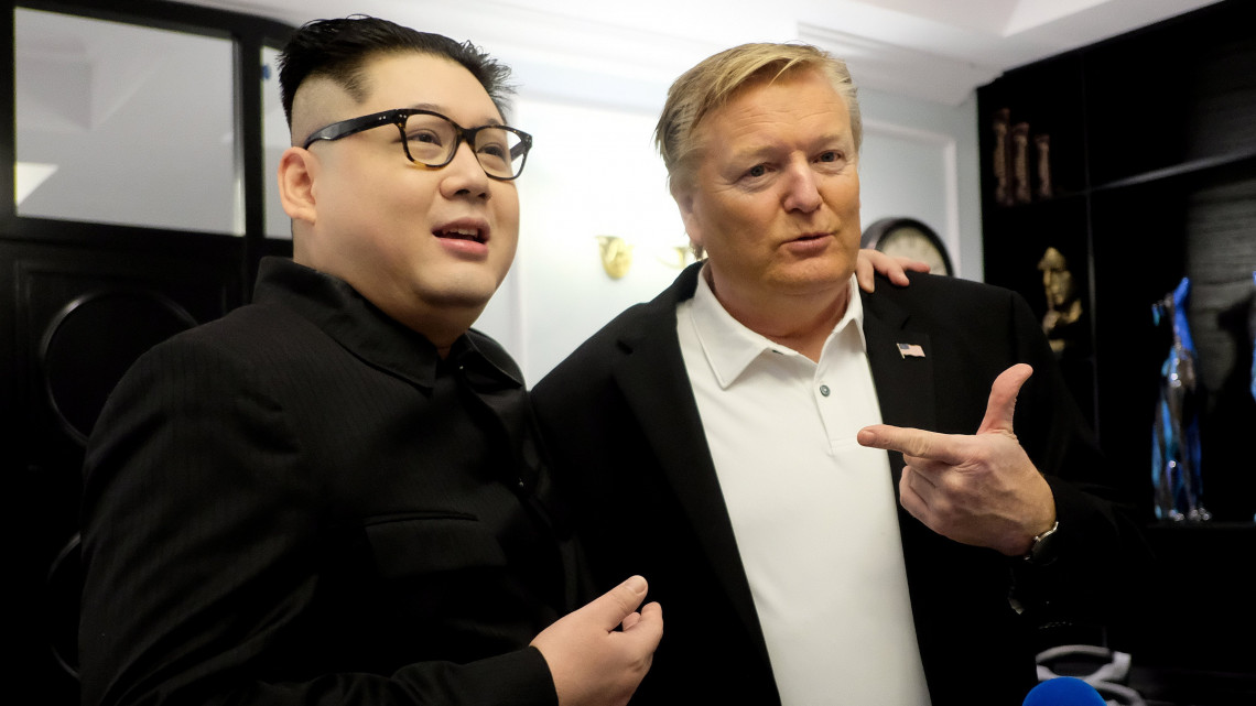 Howard X, Kim Dzsong Un első számú észak-koreai vezetőnek, a kommunista Koreai Munkapárt elnökének (b) és Russel White, Donald Trump amerikai elnöknek a hasonmásai Hanoiban 2019. február 25-én, két nappal a második amerikai-észak-koreai csúcstalálkozó előtt. Kim Dzsong Un és Donald Trump következő csúcstalálkozójára február 27-28-án kerül sor a vietnami fővárosban.