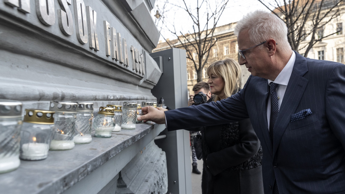 Trócsányi László igazságügyi miniszter és Schmidt Mária, a Terror Háza Múzeum főigazgatója mécsest helyez el a kommunizmus áldozatainak emléknapján tartott megemlékezésen a Terror Háza Múzeumnál 2019. február 25-én.