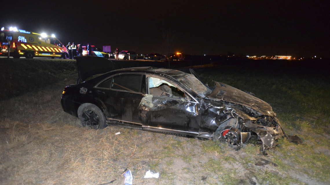 Összeroncsolódott személyautó Szigetszentmiklós közelében 2019. február 26-án. Az autó sofőrje egy körforgalomban elvesztette a jármű felett az irányítást, a gépkocsi többször megpördült, majd az út melletti árokba csapódott. A sofőr az autó alá szorult és a helyszínen meghalt, további két ember megsérült.