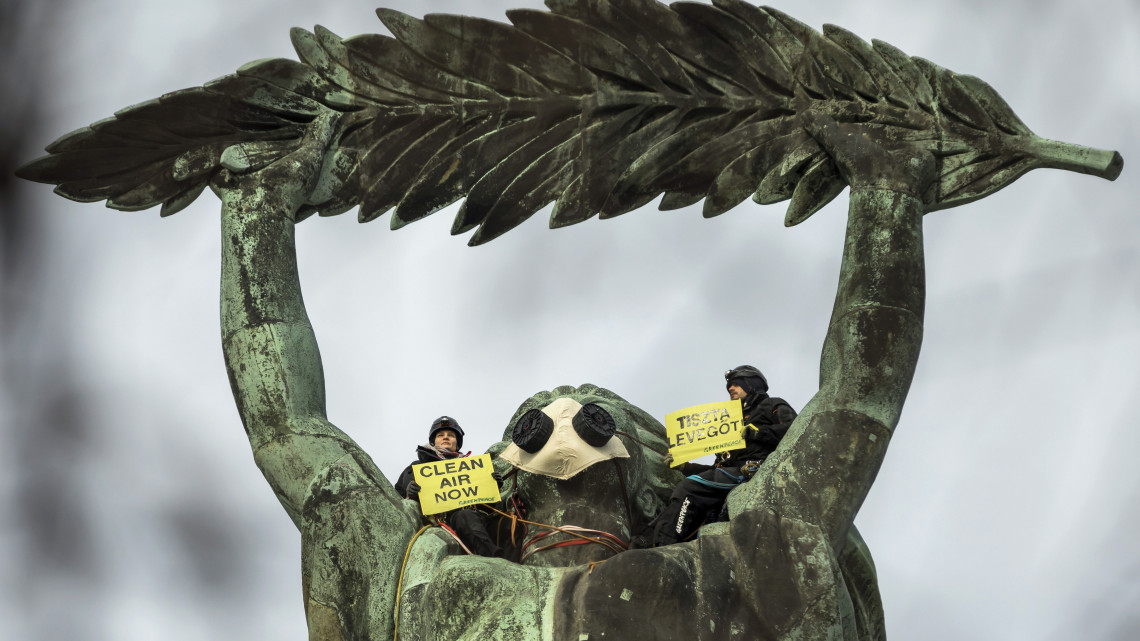 A fővárosi légszennyezettség ellen demonstrálnak a Greenpeace környezetvédelmi szervezet aktivistái a Gellért-hegyi Szabadság-szobornál 2019. február 26-án. Az aktivisták Tiszta levegőt! feliratot függesztettek ki a talapzatra, valamint légszűrő maszkot helyeztek a szoborcsoport fő- és mellékalakjaira.
