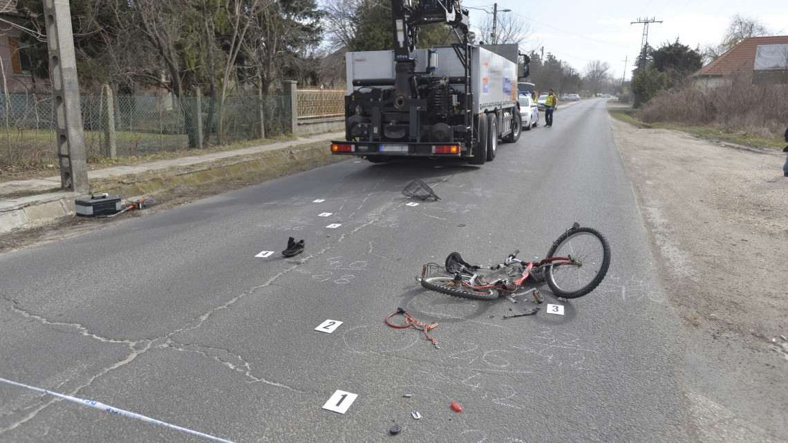 Összeroncsolódott kerékpár és egy tehergépjármű a tököli Csépi úton, ahol a teherautó halálra gázolta a biciklist 2019. február 26-án. A kerékpáros a gépjármű alá esett, a szigetszentmiklósi tűzoltók kiemelték onnan, de az életét már nem lehetett megmenteni.