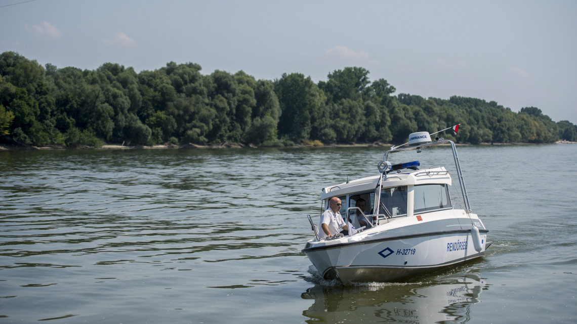 Egy rendőrségi motorcsónak köt ki a Mohácsi Határkikötőben 2015. augusztus 6-án. Megújult a folyami határőrizeti rendszer a Duna déli szakaszán, a csaknem 400 millió forintos fejlesztéssel megoldottá vált az államhatár és a vízi határátkelőhely között lévő mintegy 16 kilométeres szakasz folyamatos felügyelete.