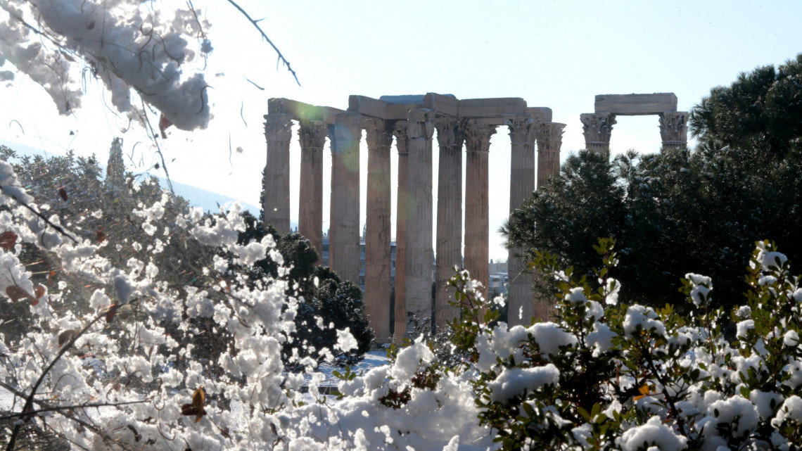 Hó lepi a fákat és bokrokat Zeusz athéni temploma közelében 2019. január 8-án. Az elmúlt napokban jelentős mennyiségű hó hullott Görögország-szerte, a rendkívüli időjárás miatt az ország több városában zárva maradtak az iskolák.