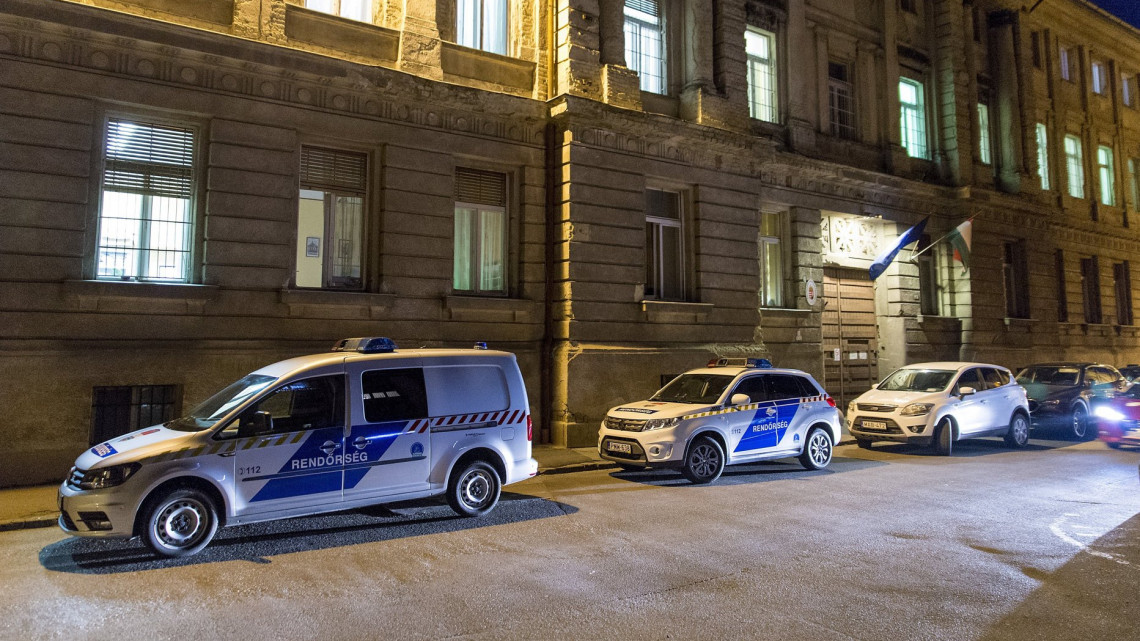 Rendőrautók állnak a Győri Regionális Nyomozó Ügyészség előtt 2019. február 26-án. 18 őrizetbe vett, a Győr-Moson-Sopron Megyei Rendőr-főkapitányság állományába tartozó rendőrt azzal gyanúsítanak, hogy készpénzért cserébe nem büntettek meg szabálysértő autósokat az M1-es autópályán a megyében.