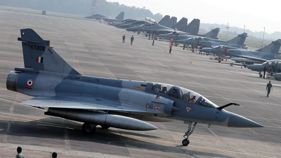2018. december 10-én egy indiai-amerikai közös hadgyakorlaton a kalaikundai légi támaszponton készített kép egy Mirage indiai harci gépről. Az indiai légierő 2019. február 26-án megelőző légicsapást hajtott végre iszlamista fegyveresek táborai ellen pakisztáni területen. A két ország között a Pakisztán által vitatott hovatartozású Dzsammu és Kasmír indiai szövetségi államban egy india félkatonai szervezet ellen elkövetett, több mint 40 halálos áldozatot követelő robbantásos merénylet után éleződött ki a feszültség.