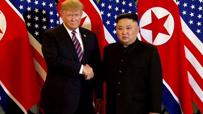 Hosszú kézfogással indult Trump és Kim találkozója