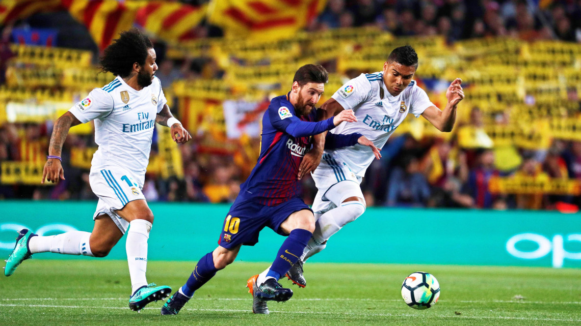 Barcelona, 2018. május 7.Lionel Messi, az FC Barcelona játékosa Casemiro (j) és Marcelo, a Real Madrid játékosai között a spanyol első osztályú labdarúgó-bajnokság 2018. május 6-i mérkőzésén a barcelonai Camp Nou stadionban. (MTI/EPA/Alejandro García)