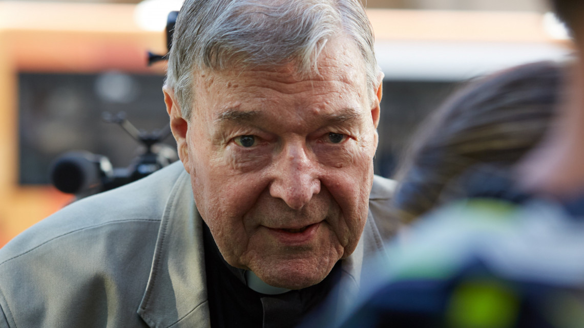 George Pell ausztrál bíboros, Ferenc pápa volt pénzügyi főtanácsadója a melbourne-i kerületi bíróságra érkezik 2019. február 27-én. Előző nap a bíróság elrendelte a pedofília vádjában bűnösnek talált 77 éves Pell őrizetbe vételét, miután bűnösnek találták egy gyermekmolesztálási ügyben. A bíboros a vád szerint 22 évvel ezelőtt, érsekségének helyszínén, a melbourne-i Szent Patrik-székesegyház sekrestyéjében öt ízben követett el szexuális visszaélést a helyi fiúkórus 13 éves tagjai ellen. A bíróság március 13-án jelenti majd be, hogy milyen büntetést szab ki Pellre, aki ezzel a legmagasabb rangú egyházi személy, akit pedofilügyekért elítéltek.