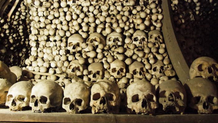 Szétkapják a világhírű cseh csontkápolna csontjait - fotók