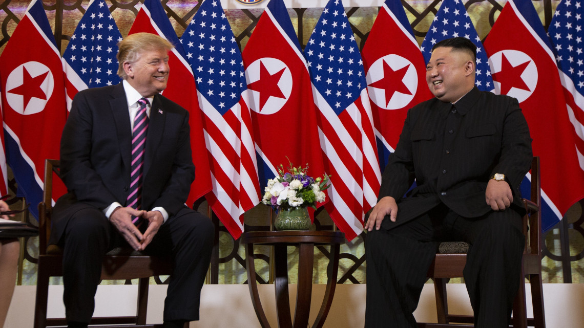 Donald Trump amerikai elnök (b) és Kim Dzsong Un észak-koreai vezető a hanoi Metropole szállodában 2019. február 27-én, kétnapos csúcstalálkozójuk első napján. Trump és Kim 2018. június 12-én találkozott először Szingapúrban.