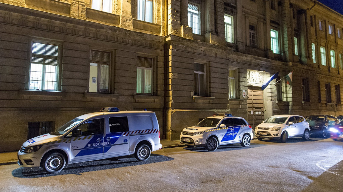 Rendőrautók állnak a Győri Regionális Nyomozó Ügyészség előtt 2019. február 26-án. 18 őrizetbe vett, a Győr-Moson-Sopron Megyei Rendőr-főkapitányság állományába tartozó rendőrt azzal gyanúsítanak, hogy készpénzért cserébe nem büntettek meg szabálysértő autósokat az M1-es autópályán a megyében.