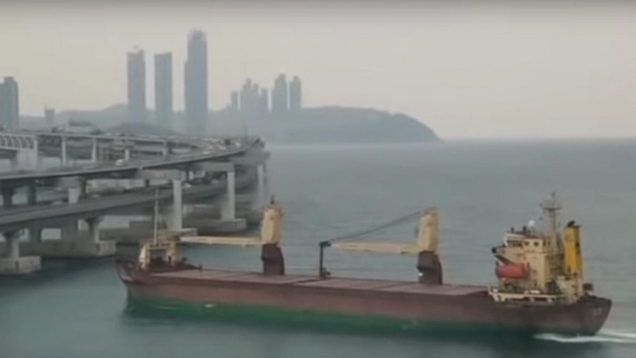 Részeg volt a kapitány, nekiment a teherhajóval egy óriáshídnak - videó