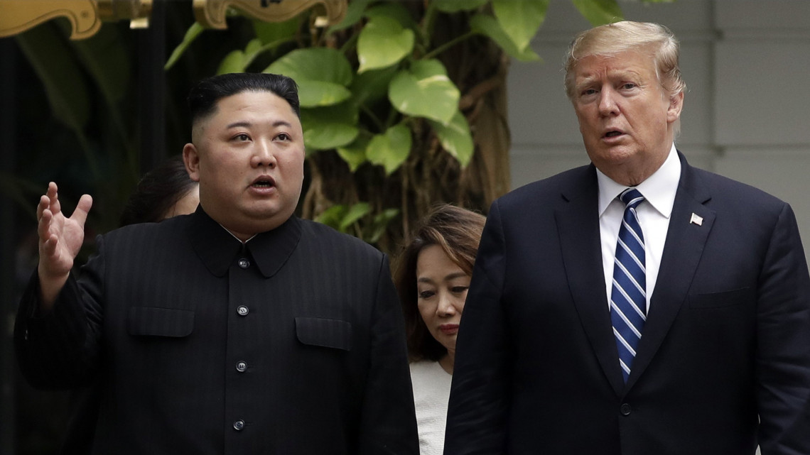 Kim Dzsong Un észak-koreai vezető (b) és Donald Trump amerikai elnök sétál a hanoi Metropole szálloda kertjében 2019. február 28-án, kétnapos csúcstalálkozójuk második napján. Trump kijelentette, hogy nem jutott megállapodásra az észak-koreai vezetővel sem a nukleáris leszerelésről, sem a Phenjan elleni szankciók kérdéséről. Balról Mike Pompeo amerikai külügyminiszter.
