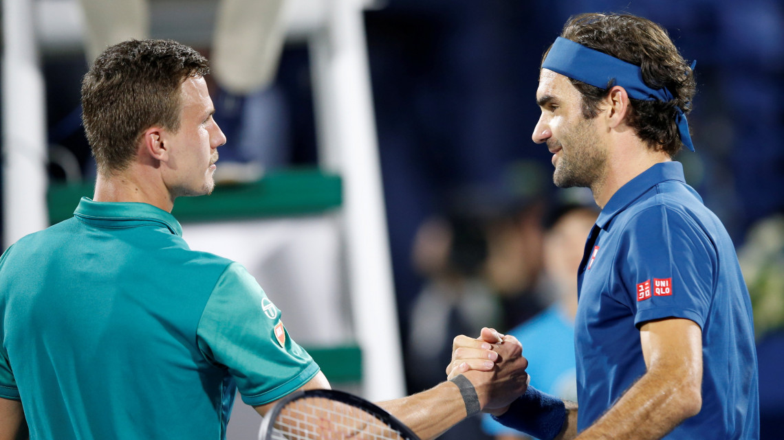 Fucsovics Márton (b) és a svájci Roger Federer kezet fog a mérkőzésük végén a 2,9 millió dollár (812 millió forint) összdíjazású dubaji keménypályás férfi tenisztorna negyeddöntőjében 2019. február 28-án. A magyar játékos 7-6, 6-4-re kikapott a 20-szoros Grand Slam-bajnoktól.