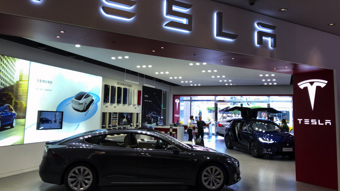 Tajpej, 2018. augusztus 27.Látogatók az elektromos meghajtású autókat gyártó amerikai Tesla Inc. egyik tajpeji kiállitótermében 2018. augusztus 27-én. Az Amerikai Értékpapír- és Tőzsdefelügyelet a piac manipulálása miatt vizsgálatot indított a Tesla vállalatnál azt követően, hogy augusztus 7-én Elon Musk vezérigazgató Twitter-üzenetében fontolóra vette a vállalat tőzsdei kivonulását, majd augusztus 26-án bejelentette, hogy eláll a tőzsdei kivezetéstől. (MTI/EPA/Ritchie B. Tongo)