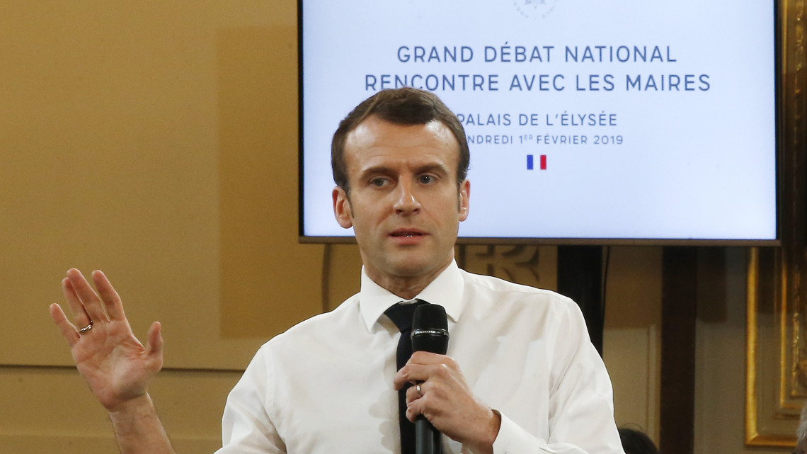 Emmanuel Macron francia elnök úgynevezett nemzeti vitaesten vesz részt polgármesterekkel Párizsban 2019. február 1-jén. Az országot érintő legfontosabb társadalmi és gazdasági kérdésekről tartott fórumsorozatot Macron kezdeményezte a zavargásokba torkolló országos tüntetéssorozat nyomán. Az üzemanyagadó emelése ellen 2018. novemberben jétrejött sárgamellényes mozgalom azóta több szociális jellegű követelést fogalmazott meg és az államfő távozását követeli.