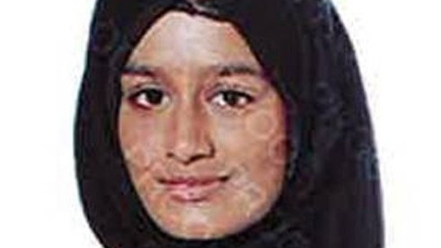 London, 2019. február 19.
A londoni rendőrség által közzétett, 2015. február 20-án készült felvétel az akkor 15 éves Shamima Begumról a londoni Gatwick repülőtéren. Az ITV brit kereskedelmi televízió 2019. február 19-én este közölt értesülése szerint a brit belügyminisztérum megvonta a brit állampolgárságot Shamima Begumtól, aki négy éve, két barátnőjével Szíriába utazott, és ott csatlakozott az Iszlám Állam nevű dzsihadista terrorszervezethez.
MTI/EPA/Londoni rendőrség/Londoni rendőrség