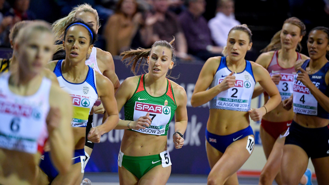 Krizsán Xénia (k) a női ötpróba 800 méteres síkfutás versenyszámában a glasgow-i fedettpályás atlétikai Európa-bajnokságon az Emirates Arénában 2019. március 1-jén.