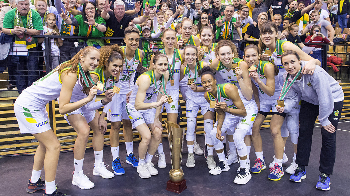 A kupagyőztes Sopron játékosai ünnepelnek a női kosárlabda Magyar Kupa döntőjében játszott Sopron Basket - Atomerőmű KSC Szekszárd mérkőzés után a győri egyetemi csarnokban 2019. március 2-án.