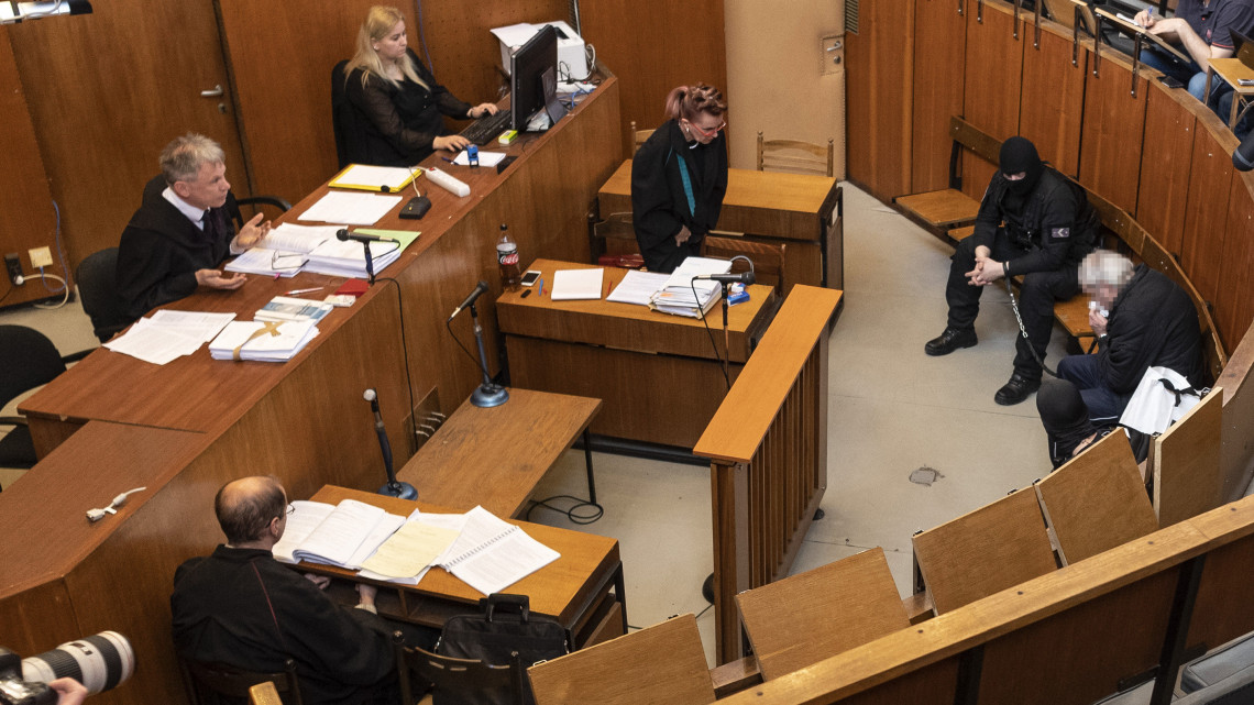 Az inárcsi családsegítő megölésével vádolt Cs. A. ellen közfeladatot ellátó személy sérelmére elkövetett emberölés bűntette és más bűncselekmény miatt indult büntetőper tárgyalása a Budapest Környéki Törvényszék tárgyalótermében 2019. március 4-én.