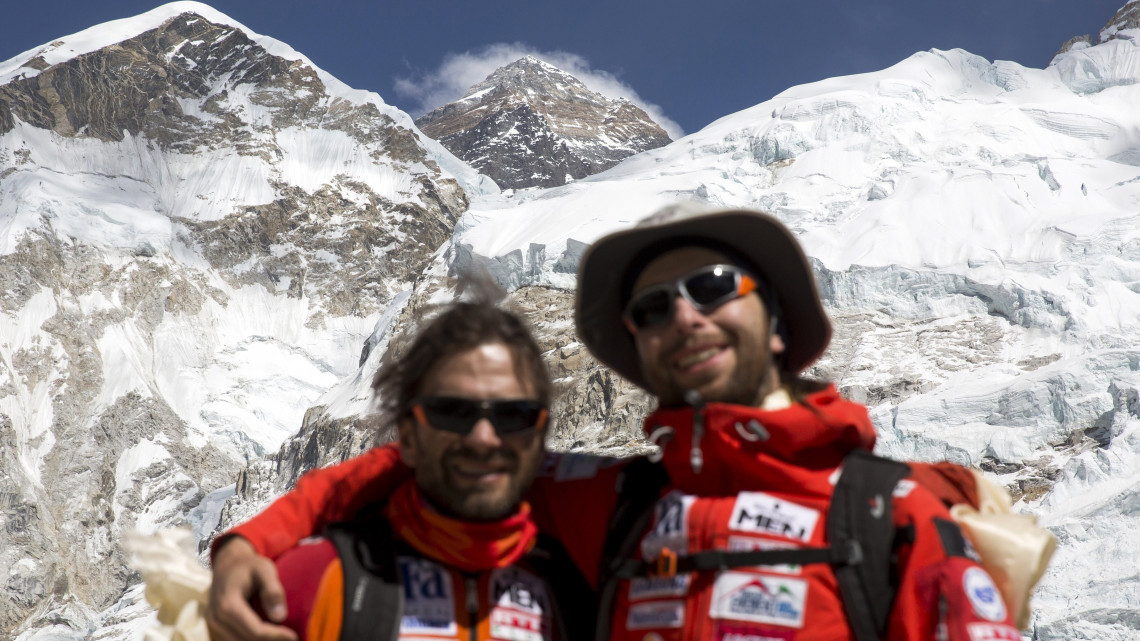 Klein Dávid (b) és Suhajda Szilárd hegymászók, a Magyar Everest Expedíció 2017 tagjai az Everest alaptáborban 2017. április 7-én. Az expedíció célja a Föld legmagasabb csúcsa, a 8848 méter magas Mount Everest (Csomolungma) elérése oxigénpalack nélkül, elsőként a magyar expedíciós hegymászás történetében.