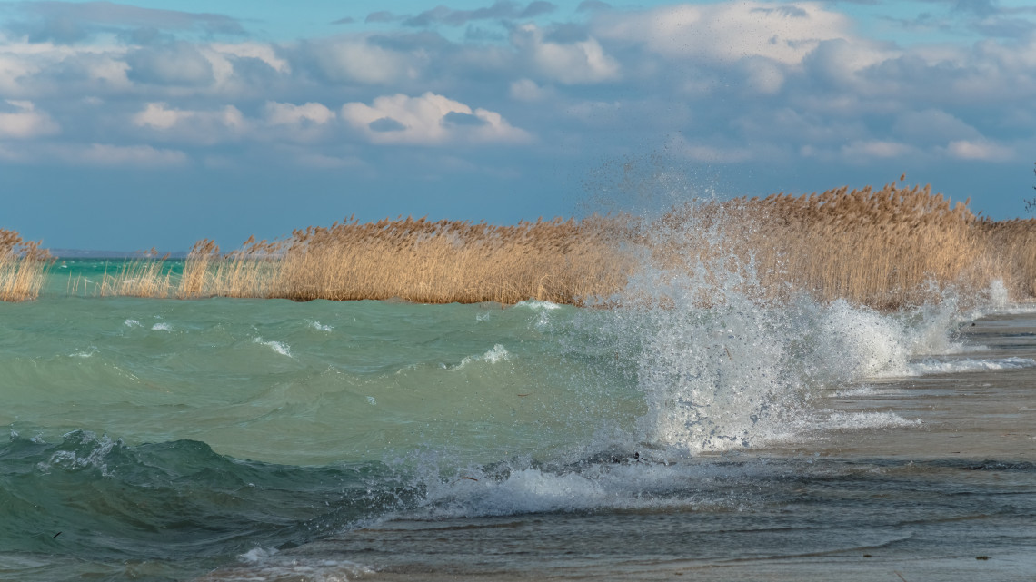 Az erős viharos szél hullámokat korbácsol a Balaton vizén a Tihanyi félsziget környékén.   MTVA/Bizományosi: Faludi Imre  *************************** Kedves Felhasználó!