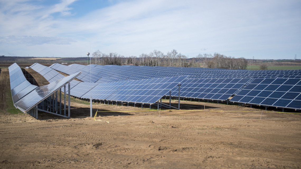 Az újonnan átadott paksi naperőmű napelemtáblái 2019. március 5-én. Az ország egyik legnagyobb, 9 milliárdos költséggel készült naperőműve az MVM Csoport megújuló energiatermeléssel foglalkozó tagvállalata, az MVM Zöld Generáció Kft. koordinálásával valósult meg az atomerőműtől néhány kilométerre. A 20,6 megawatt beépített kapacitású naperőmű mintegy 8500 háztartás, azaz több mint 20 ezer ember villamosenergia-ellátását biztosítja.