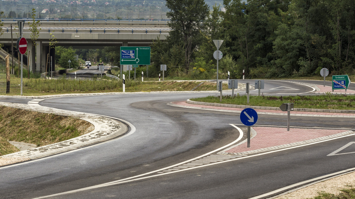 Az M7-es autópálya és az M0-s autóút csomópontjában épült, Törökbálint felé vezető leágazás 2016. augusztus 19-én, az átadás napján.