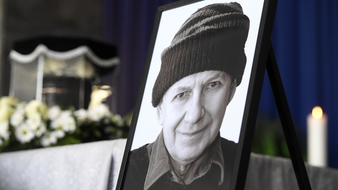 Tandori Dezső portréja a Fiumei úti Nemzeti Sírkert ravatalozójában 2019. március 5-én. A Kossuth- és József Attila-díjas író, költő, a nemzet művésze 80 éves korában, február 13-án hunyt el.