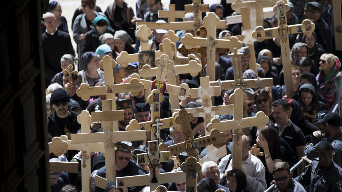 Jeruzsálem, 2018. április 6.Ortodox keresztény hívők fakereszteket visznek, amint végigjárják Jézus Krisztus keresztútját a Szent Sír-bazilikához vezető Via Dolorosán, a jeruzsálemi Óvárosban nagypénteken, 2018. április 6-án. Az ortodox keresztény egyházak idén április 8-án ünneplik a húsvétvasárnapot. (MTI/EPA/Abir Szultan)