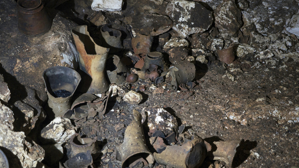 2019. február 19-i kép kerámiatárgyakról egy nemrégiben felfedezett barlangban, a mexikói Yucatán-félszigeten fekvő Chichén Itzá maja-tolték romvárosban. A barlangban mintegy kétszáz cserépedényre bukkantak a mexikói Nemzeti Antropológiai és Történeti Intézet (INAH) kutatói, akik szerint a tárgyak készítése Kr. u. 1000 körülre, a várost elfoglaló tolték hódítás idejére tehető. A Kr. u. 500 körül épült maja város romegyüttesét az UNESCO a kulturális világörökség részeként jegyzi.
