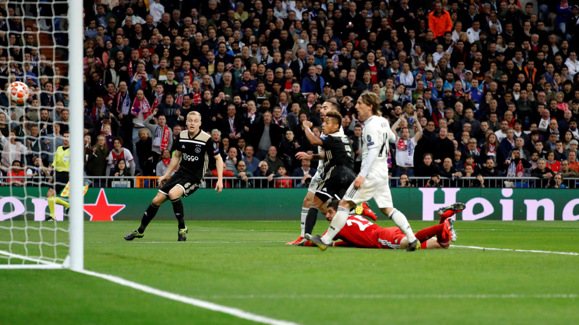 David Neres, az Ajax Amszterdam játékosa (j2) megszerezi csapata második gólját a Real Madrid ellen a labdarúgó Bajnokok Ligája nyolcaddöntőjének visszavágó mérkőzésén a madridi Santiago Bernabeu Stadionban 2019. március 5-én.
