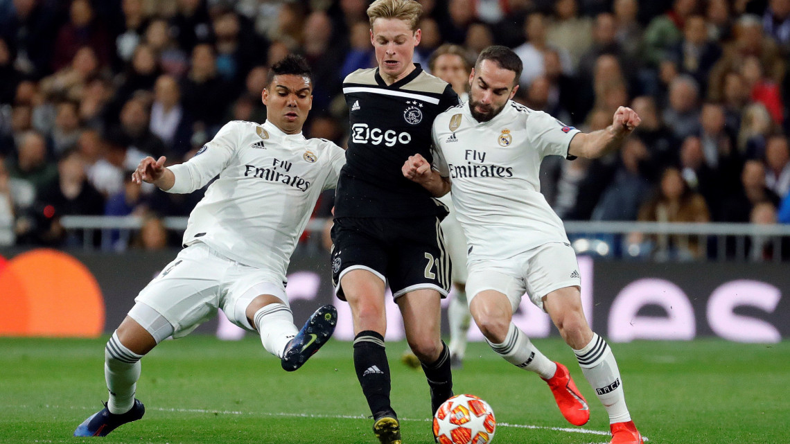 Frenkie de Jong, az Ajax Amszterdam (k), illetve Casemiro (b) és Dani Carvajal, a Real Madrid játékosai a labdarúgó Bajnokok Ligája nyolcaddöntőjének visszavágó mérkőzésén a madridi Santiago Bernabeu Stadionban 2019. március 5-én.