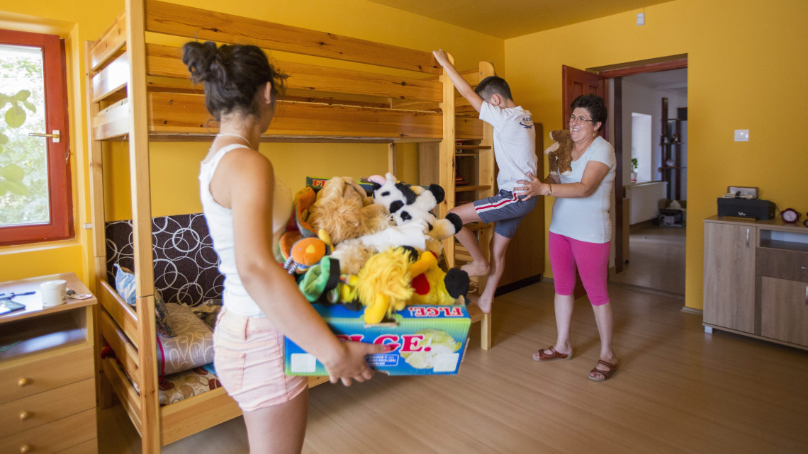 Pintér Istvánné nevelőszülő gyerekekkel az SOS Gyermekfalu egyik házában 2015. augusztus 11-én, miután megkezdték a gyermekfalu lakóinak átköltöztetését Battonyáról Orosházára.