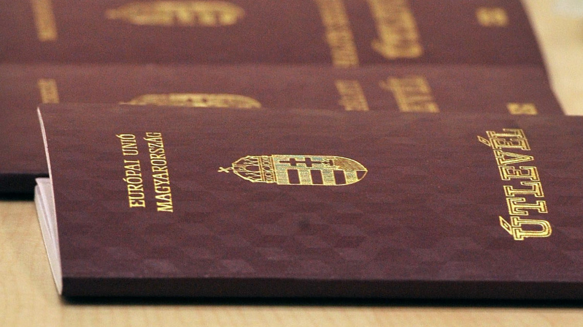 Új útlevelek mintapéldányai a Közigazgatási és Elektronikus Közszolgáltatások Központi Hivatalban (KEK KH) sajtótájékoztatón, ahol bejelentették: 2012. március 1-jétől már nem állítanak ki Magyar Köztársaság feliratú személyi okmányokat, az új alaptörvénynek megfelelően azokon a Magyarország elnevezés szerepel.