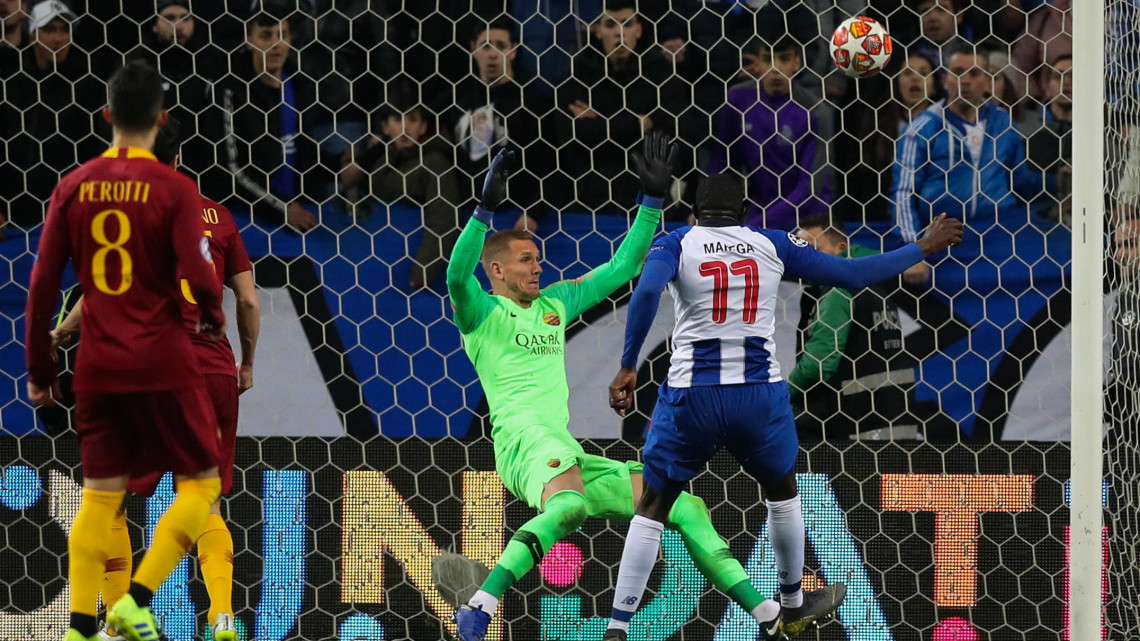 Moussa Marega, az FC Porto játékosa (j) gólt rúg az AS Roma kapujába a labdarúgó Bajnokok Ligája nyolcaddöntőjének visszavágó mérkőzésén a portói Dragao Stadionban 2019. március 6-án. A találkozót a portugál csapat nyerte hosszabbítás után 3-1-re.