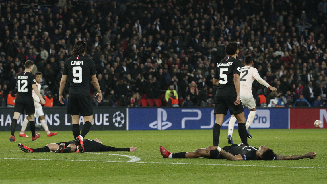 Edinson Cavani (b) és Marquinho, a Paris Saint-Germain játékosai hevernek a gyepen, miután csapatuk hosszabbítás után 3-1 arányú vereséget szenvedett a Manchester United együttesétől a labdarúgó Bajnokok Ligája nyolcaddöntőjének visszavágó mérkőzésén a párizsi Parc des Princes Stadionban 2019. március 6-án.