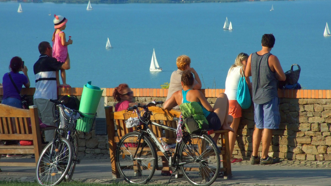 Gyalogos és kerékpáros turisták nézik a Balaton vízén úszó sportvitorlásokat a tihanyi hegytető sétateraszáról. MTVA/Bizományosi: Jászai Csaba  *************************** Kedves Felhasználó!
