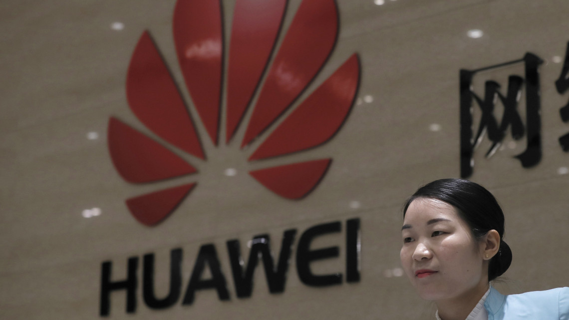 Recepciós a Huawei kínai távközlési vállalat kiberbiztonsági központjában, a Kuangtung tartománybeli Tungkuanban 2019. március 7-én. A magántulajdonban levő Huawei jelenleg a világ második legnagyobb okostelefon-gyártója és a vezető a távközlési berendezések piacán.