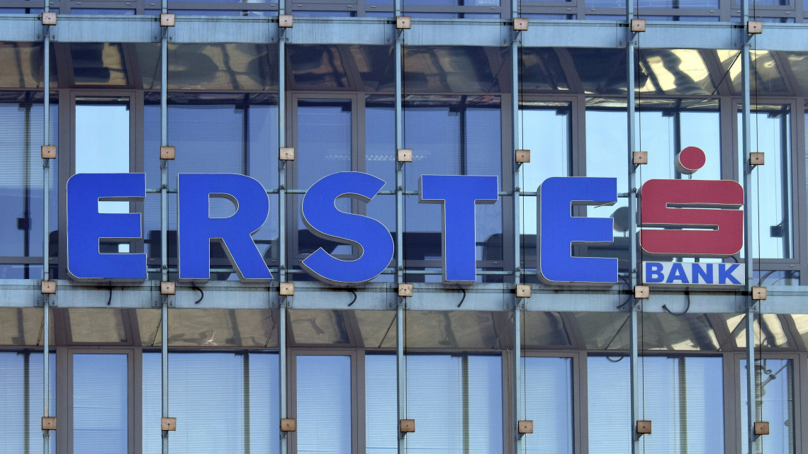 Az Erste Bank logója a Kálvin téri üvegpalota homlokzatán. MTVA/Bizományosi: Róka László  *************************** Kedves Felhasználó!
