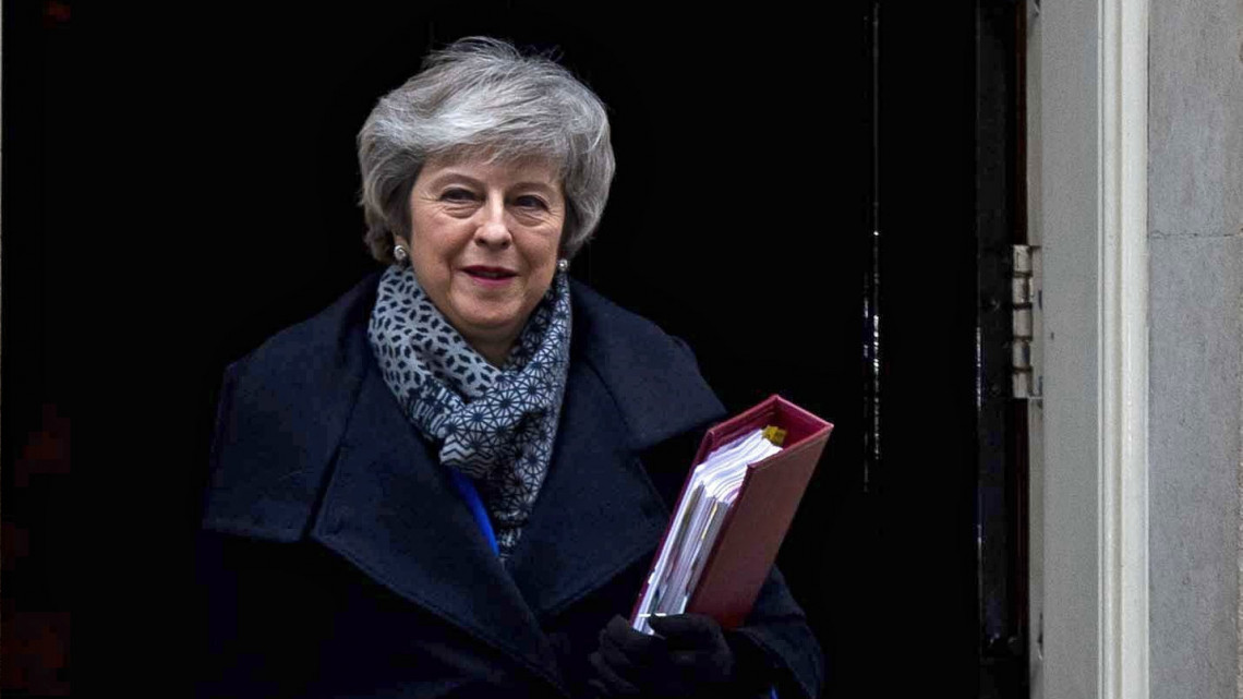 Theresa May brit miniszterelnök a parlamentbe indul a londoni kormányfői rezidenciáról, a Downing Street 10-ből 2019. január 16-án. Az előző nap a képviselők nagy többsége elutasította a brit EU-tagság megszűnésének feltételrendszeréről az Európai Unióval kötött megállapodást.