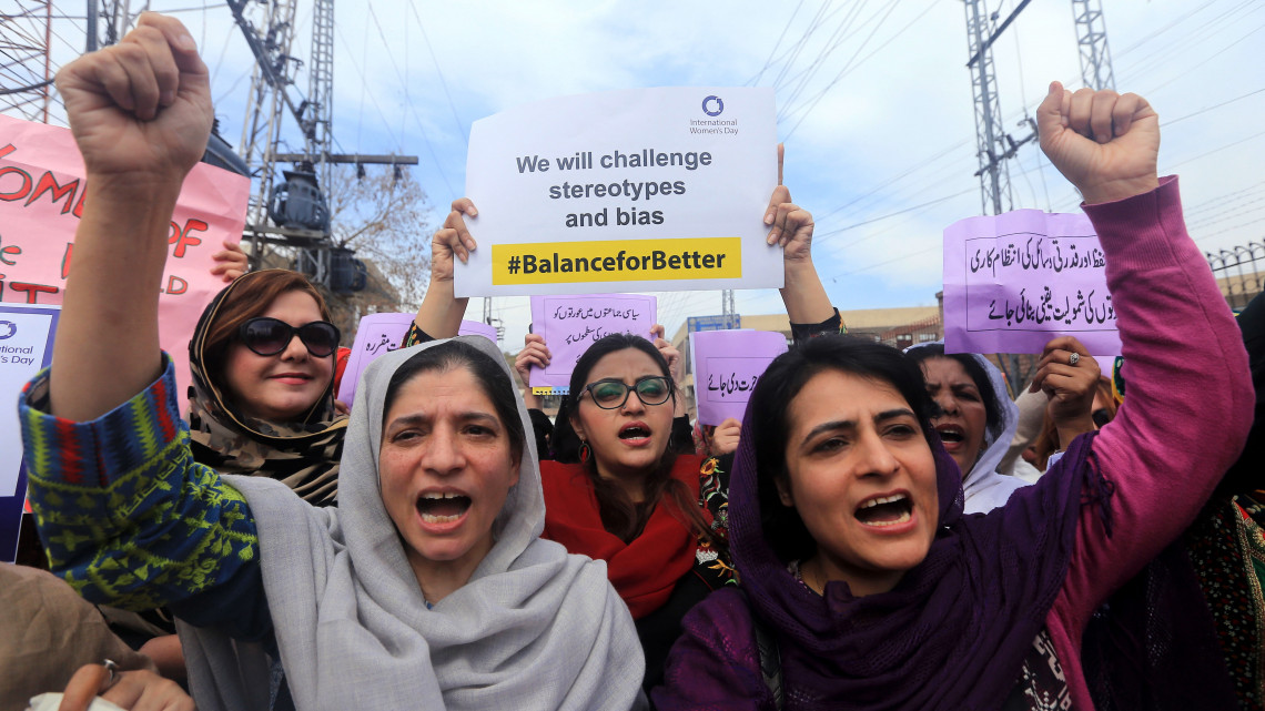A nők egyenjogúságáért tüntetnek pakisztáni nők Pesavarban 2019. március 8-án, a nemzetközi nőnapon.