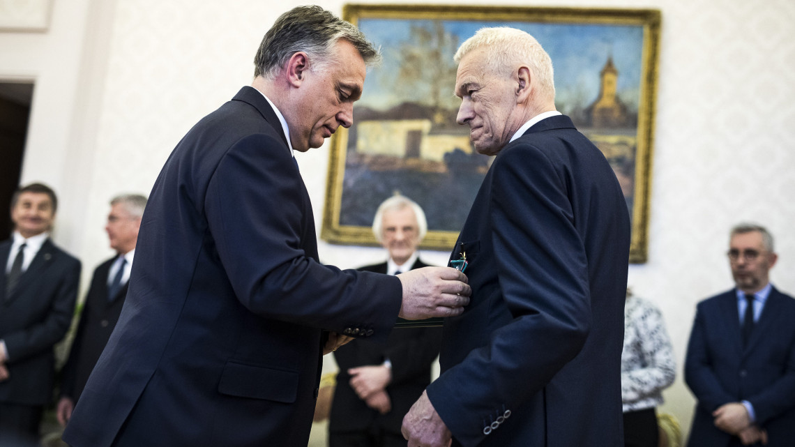 A Miniszterelnöki Sajtóiroda által közzétett képen Orbán Viktor miniszterelnök átadja a Magyar Érdemrend Középkeresztje a csillaggal polgári tagozata kitüntetést Kornel Morawieckinek, a szejm korelnökének Magyarország varsói nagykövetségén 2019. március 10-én.