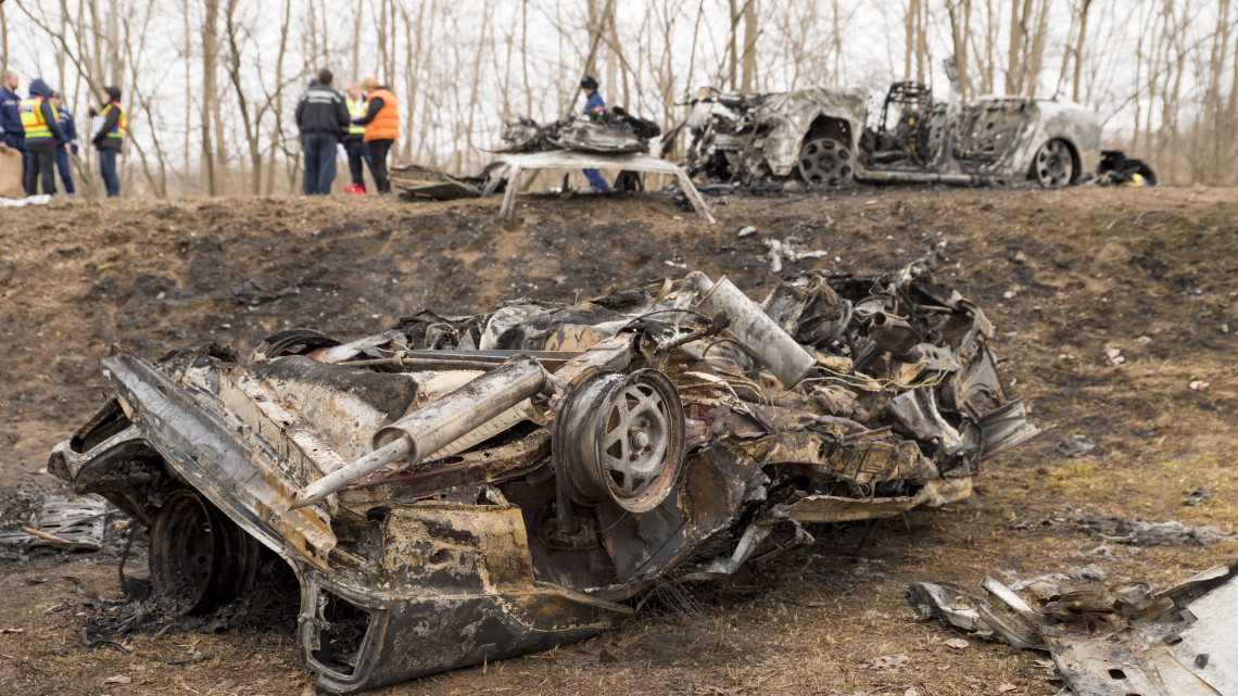 Kiégett személygépkocsik, miután frontálisan ütköztek a 81-es úton, Mezőörsnél 2019. március 10-én. Az üközés után az autók kigyulladtak, a balesetben hét ember, köztük két gyermek életét vesztette.