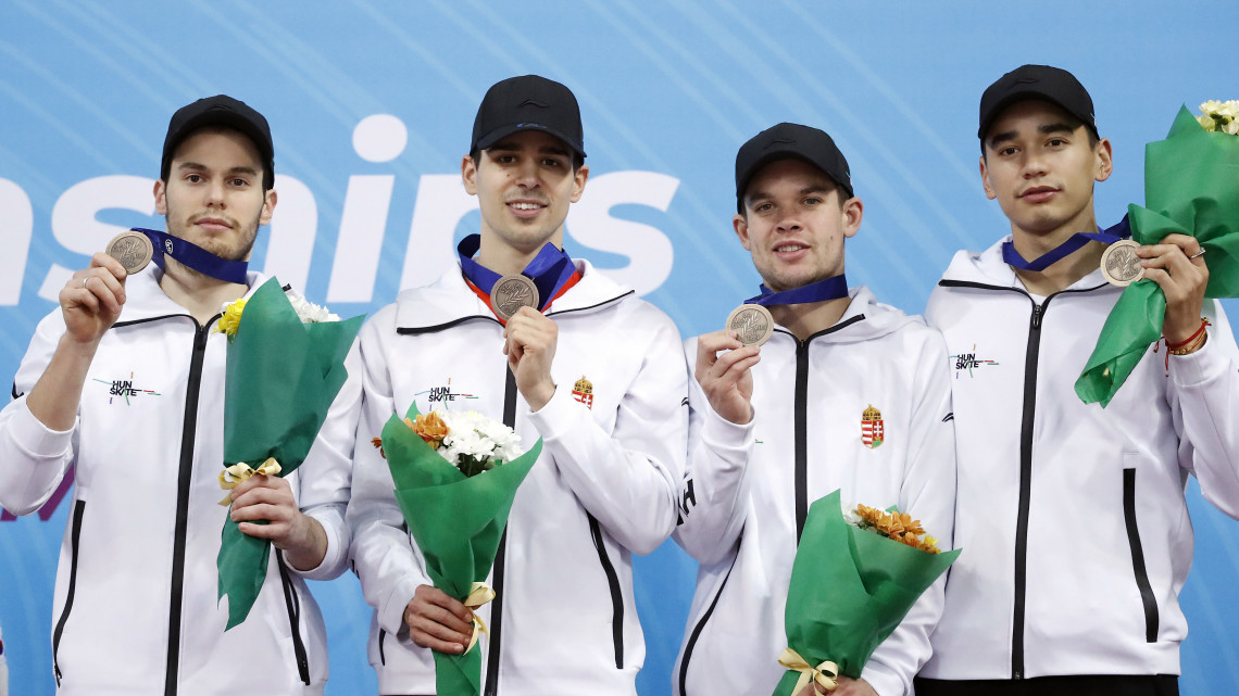 Varnyú Alex, Burján Csaba, Krueger Cole és Liu Shaolin Sándor (b-j), a bronzérmes magyar férfi váltó tagjai a dobogón a szófiai rövidpályás gyorskorcsolya világbajnokságon 2019. március 10-én.