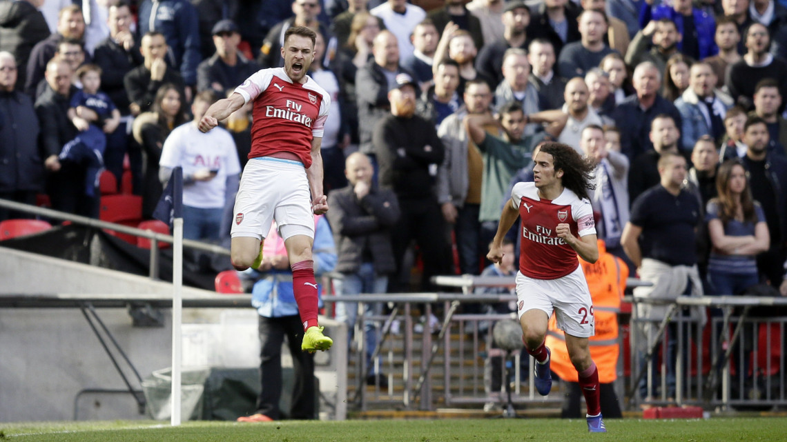 Aaron Ramsey, az Arsenal játékosa (b) ünnepel csapattársával, Matteo Guendouzival, miután gólt szerzett a Tottenham Hotspur ellen az angol első osztályú labdarúgó-bajnokság 2019. március 2-i mérkőzésén a londoni Wembley Stadionban.